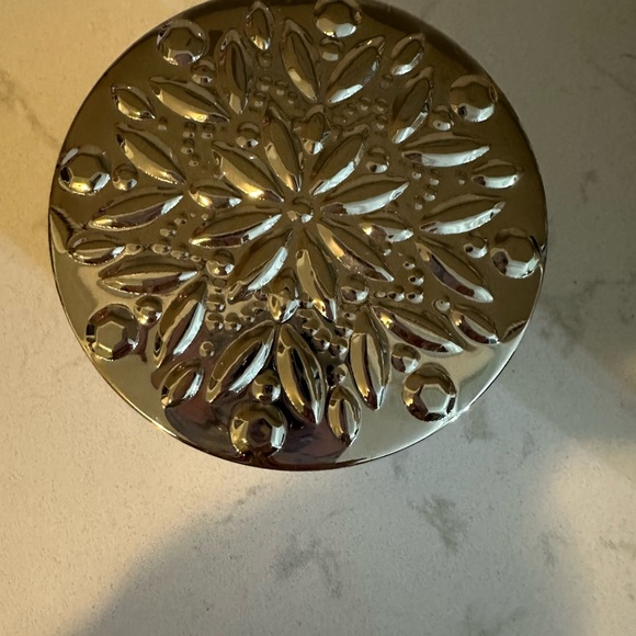 1 BATH & BODY WORKS FALLING FLURRIES SCENTED 3 WICK CANDLE 14.5 OZ LARGE NEW! - Picture 2 of 5